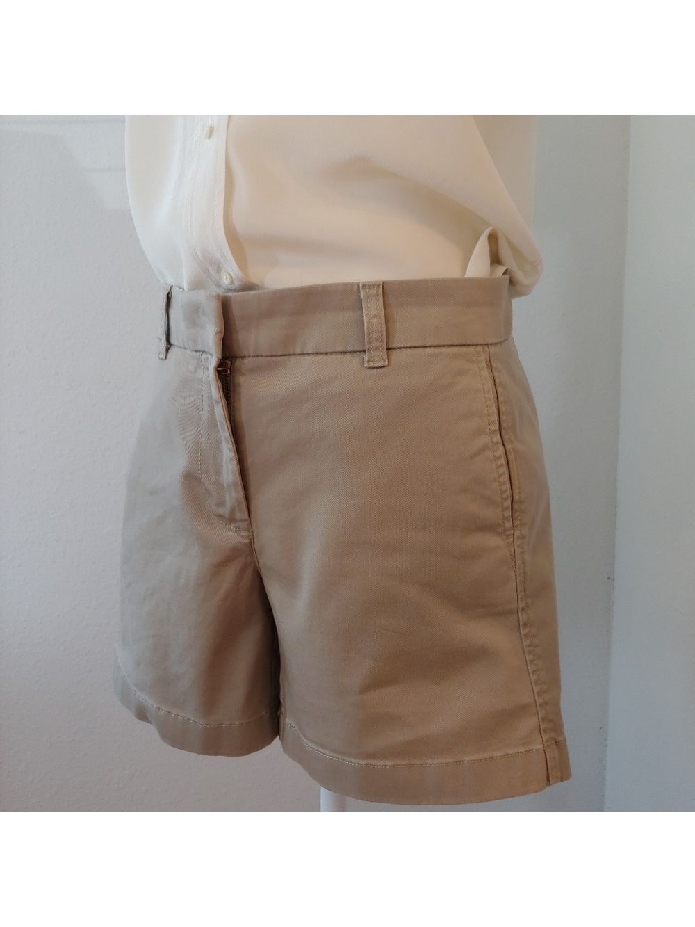 J. Crew 5" Khaki Cotton Stretch Chino Shorts in Women's Size 4 - Picture 3 of 17